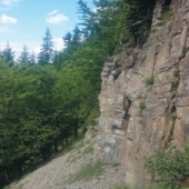 OBEC SIHELNÉ: Záber na Vysokú skalu nachádzajúcu sa na kopci Hrádok