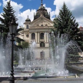 MESTO KOŠICE: Spievajúca fontána, v pozadí Štátne divadlo Košice