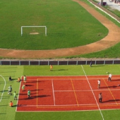 OBEC ČAŇA: Multifunkčné ihrisko v areáli ZŠ, kde sa každoročne poriada Pohár starostu obce v stolnom tenise, futbale a tenise