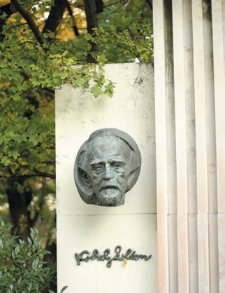 MESTO GALANTA: Pamätník Zoltána Kodálya v parku