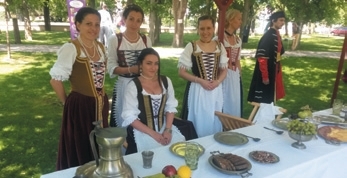 MESTO GALANTA: Piknik u Esterházyovcov