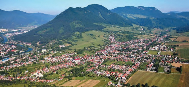 OBEC LIKAVKA: Celkový pohľad na obec z juhovýchodu v pozadí vrch Čebrať